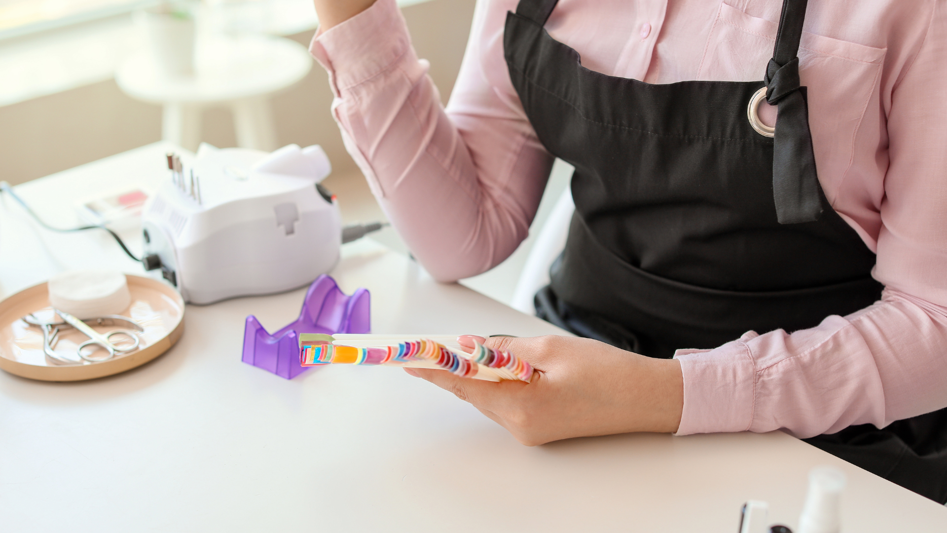 Detalhe de manicure trabalhando