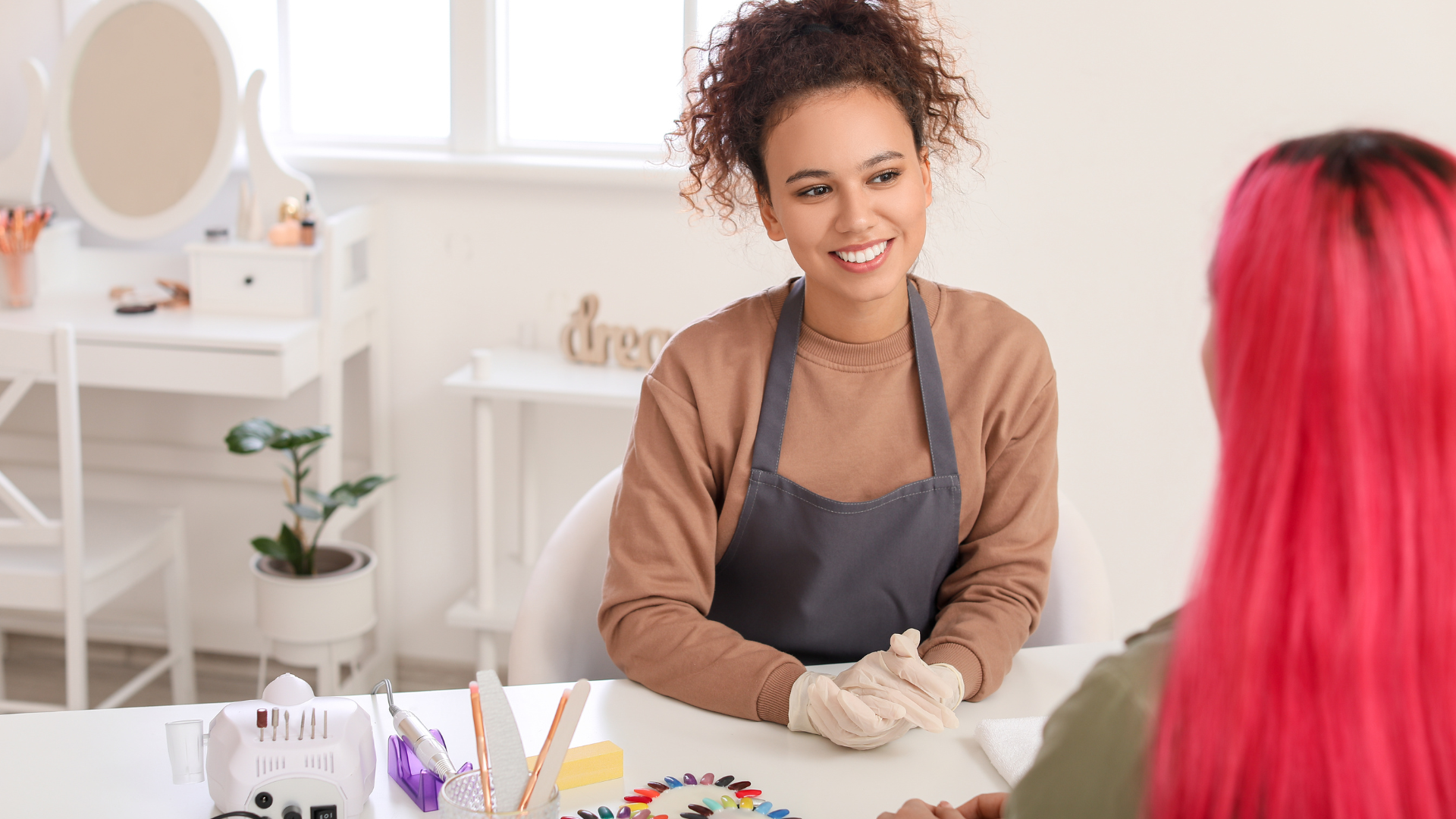 Profissional de beleza trabalhando